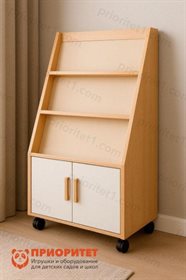 Выставочная тумба с наклонными полками